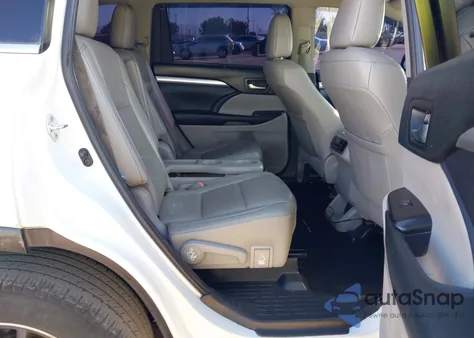 2019 Toyota Highlander Xle z USA, uszkodzony, nr VIN 5TDKZRFH3KS552074